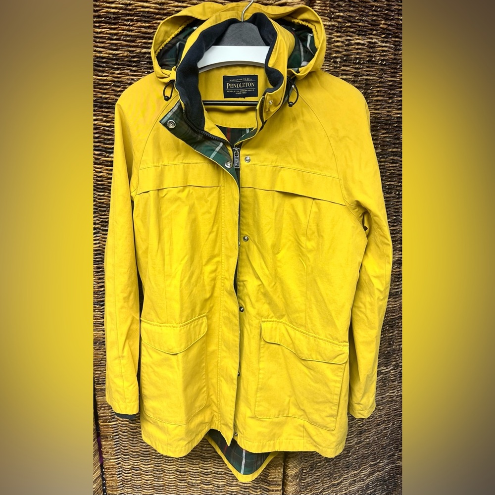 Pendleton- Womens Mustard colored coat- Estimated Size: Medium‎
